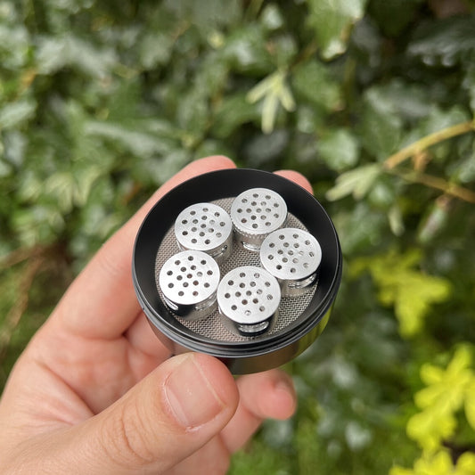 5 capsules de dosage Armour posées dans la chambre à tamis du grinder (capsules présentées vendues séparément)